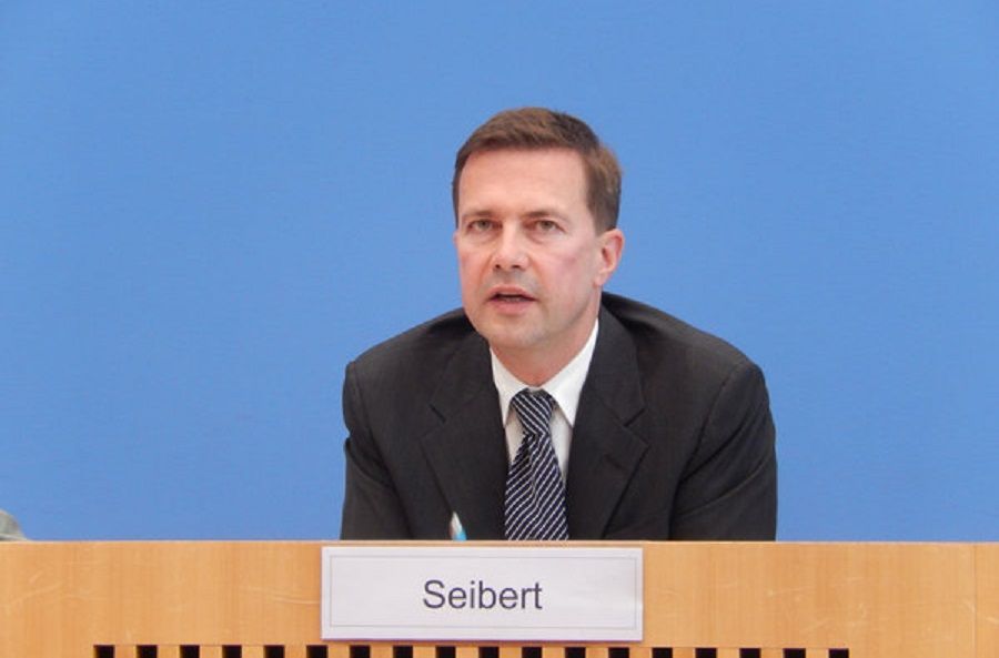 "Seibert ist eine treudoofe Handpuppe, die wirklich alles vorliest", so Regierungs­sprecher Seibert