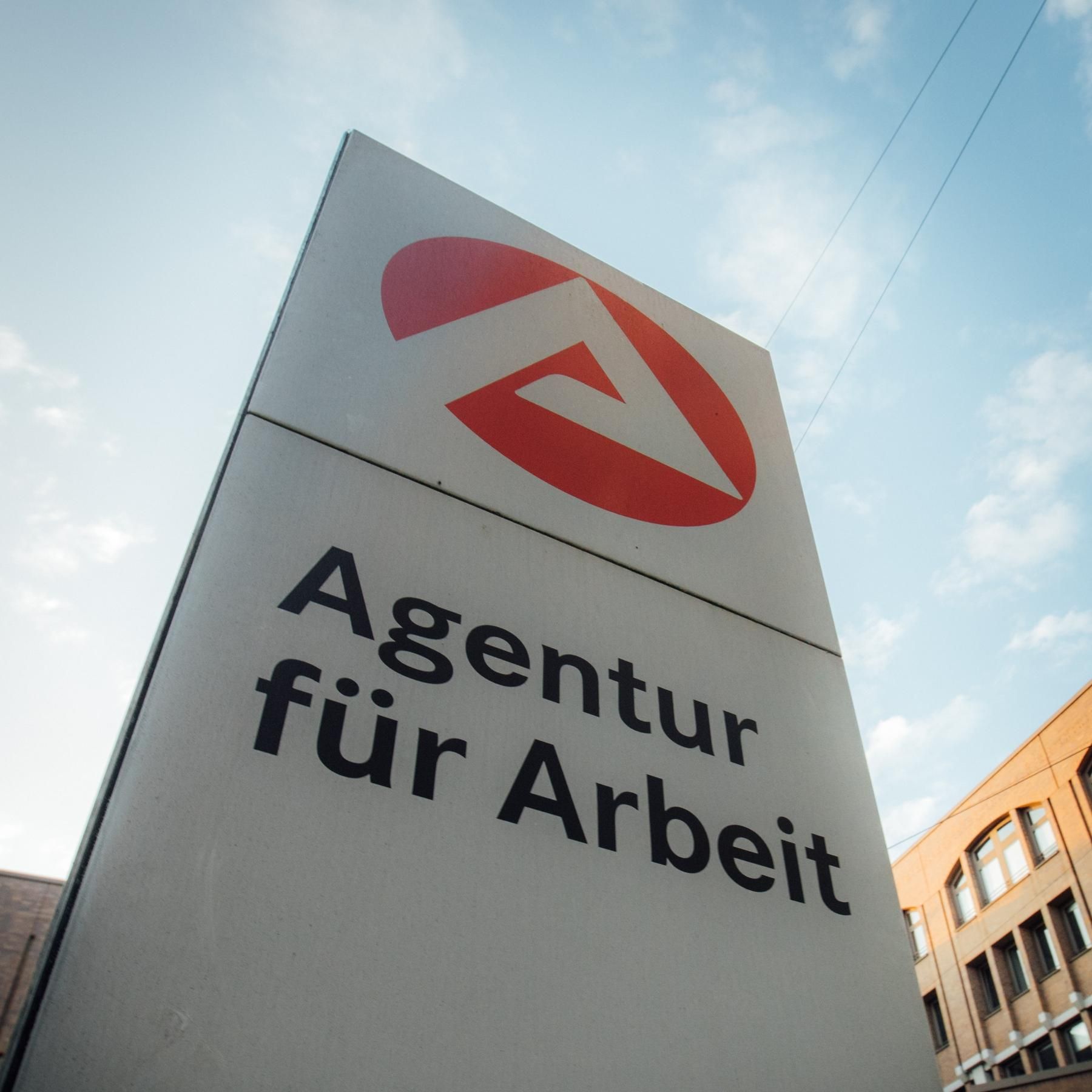 Trotz aller Krisen – der Arbeitsmarkt bleibt stabil. Aber warum?