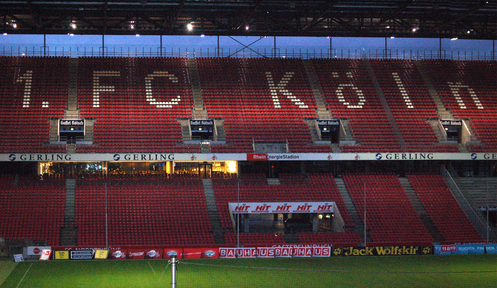 Geißbock Hennes wechselt für 12 Millionen vom 1. FC Köln zu Bayern München