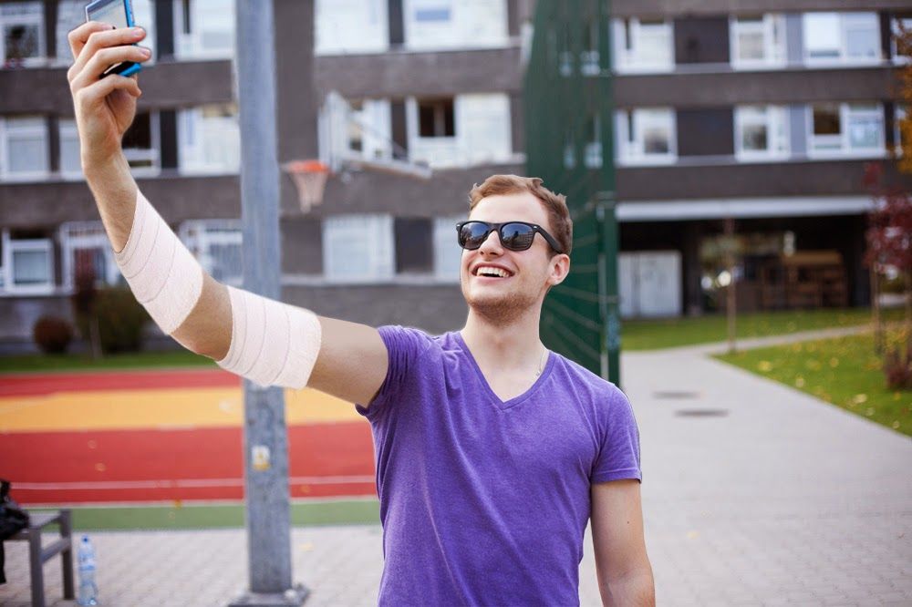 Teenager lässt sich Arm chirurgisch verlängern, um Ganzkörper-Selfies machen zu können