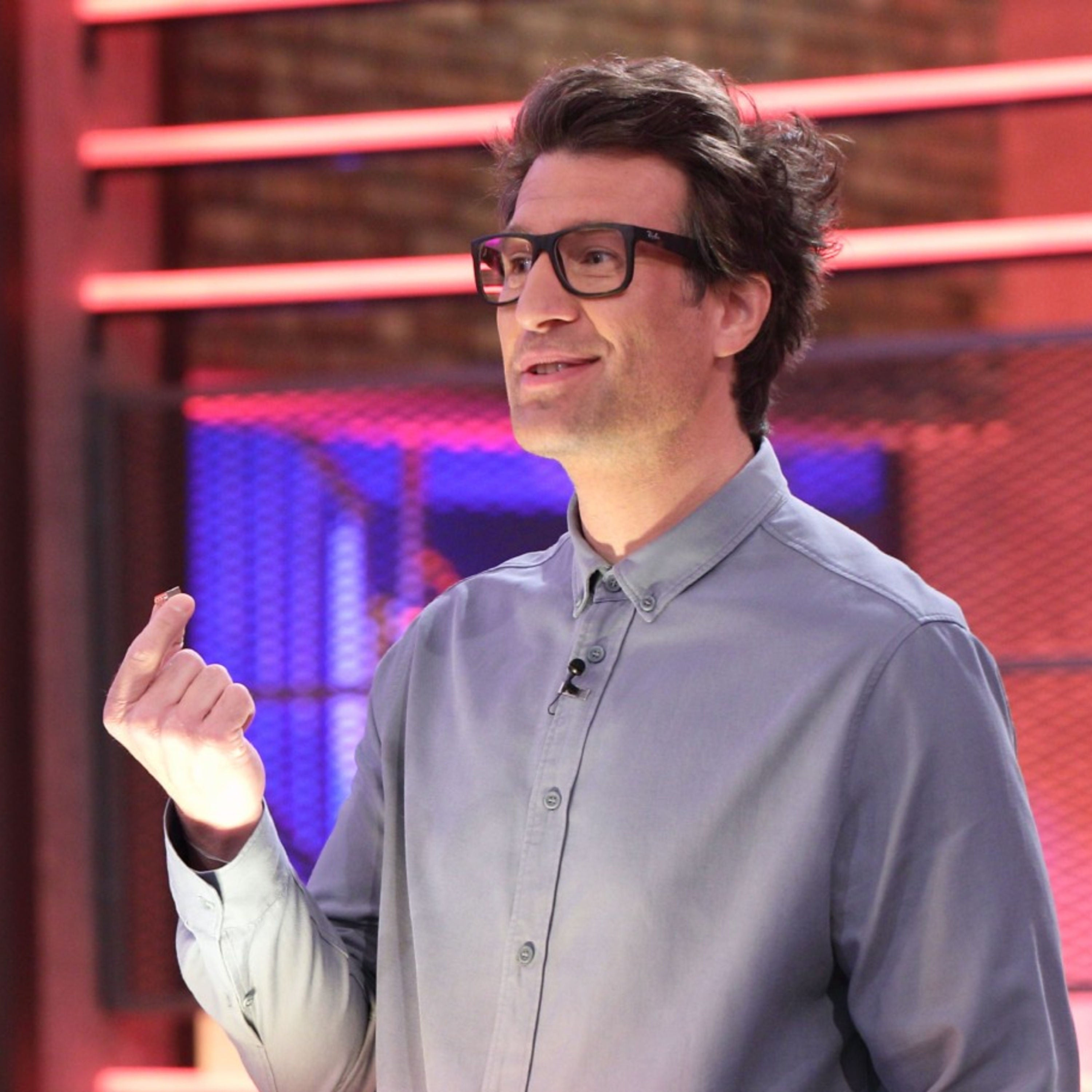 Daniel Hartwich baut LEGO bei RTL