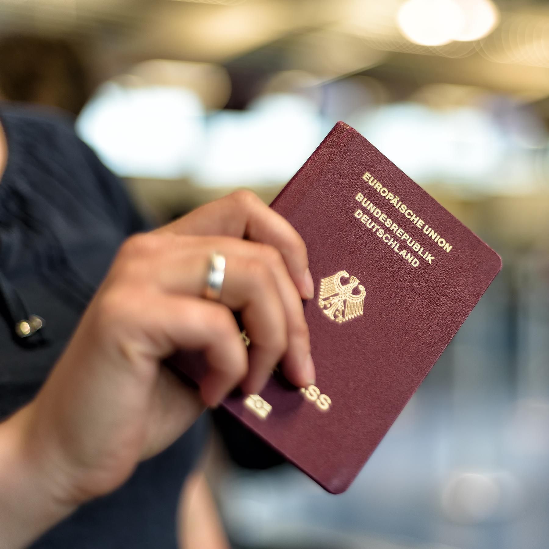 „IHREN PASS, BITTE!“ – Die Geschichte des Reisepasses