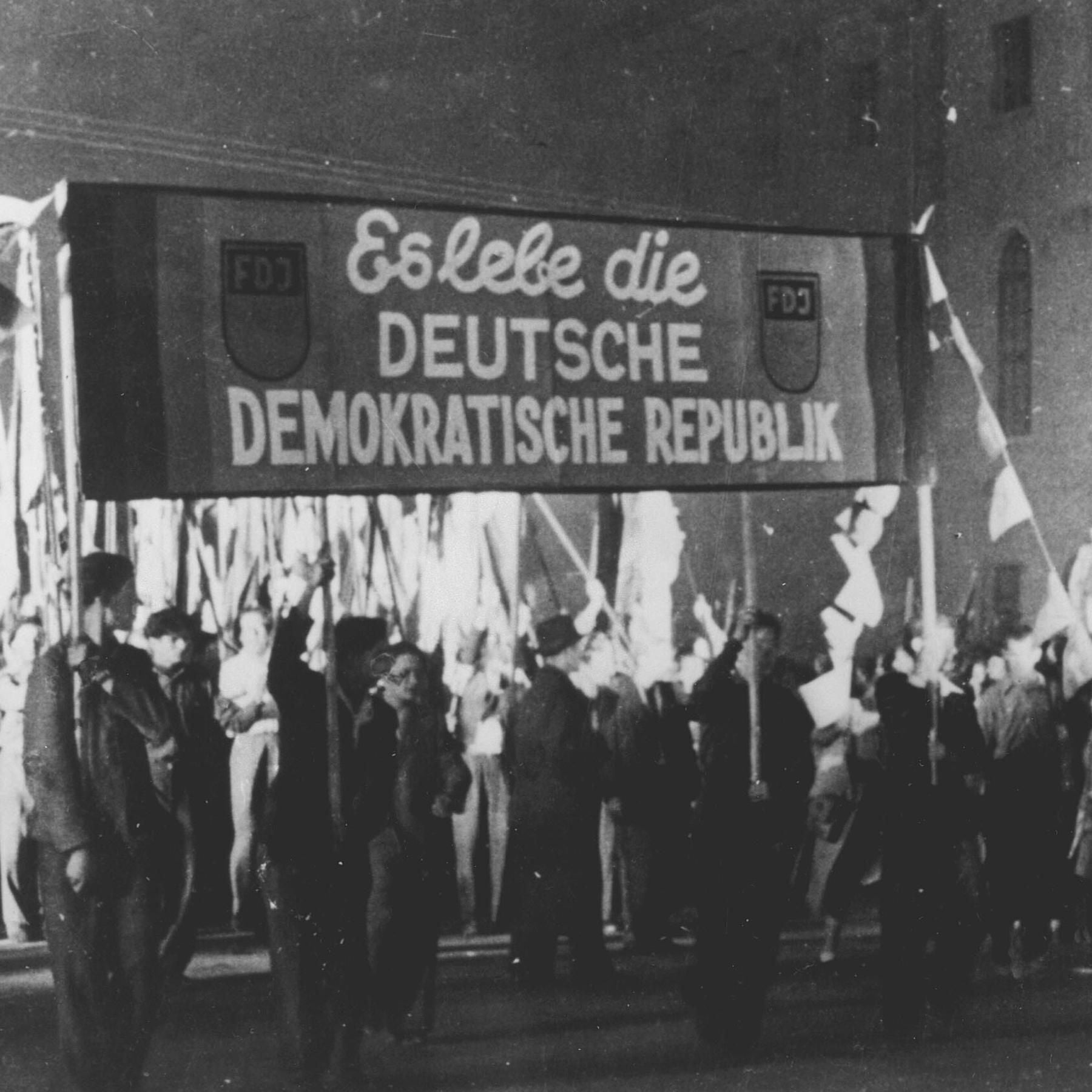AUFERSTANDEN AUS RUINEN - Die Gründung der DDR