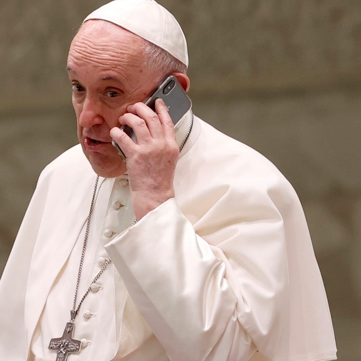 Papst am Handy