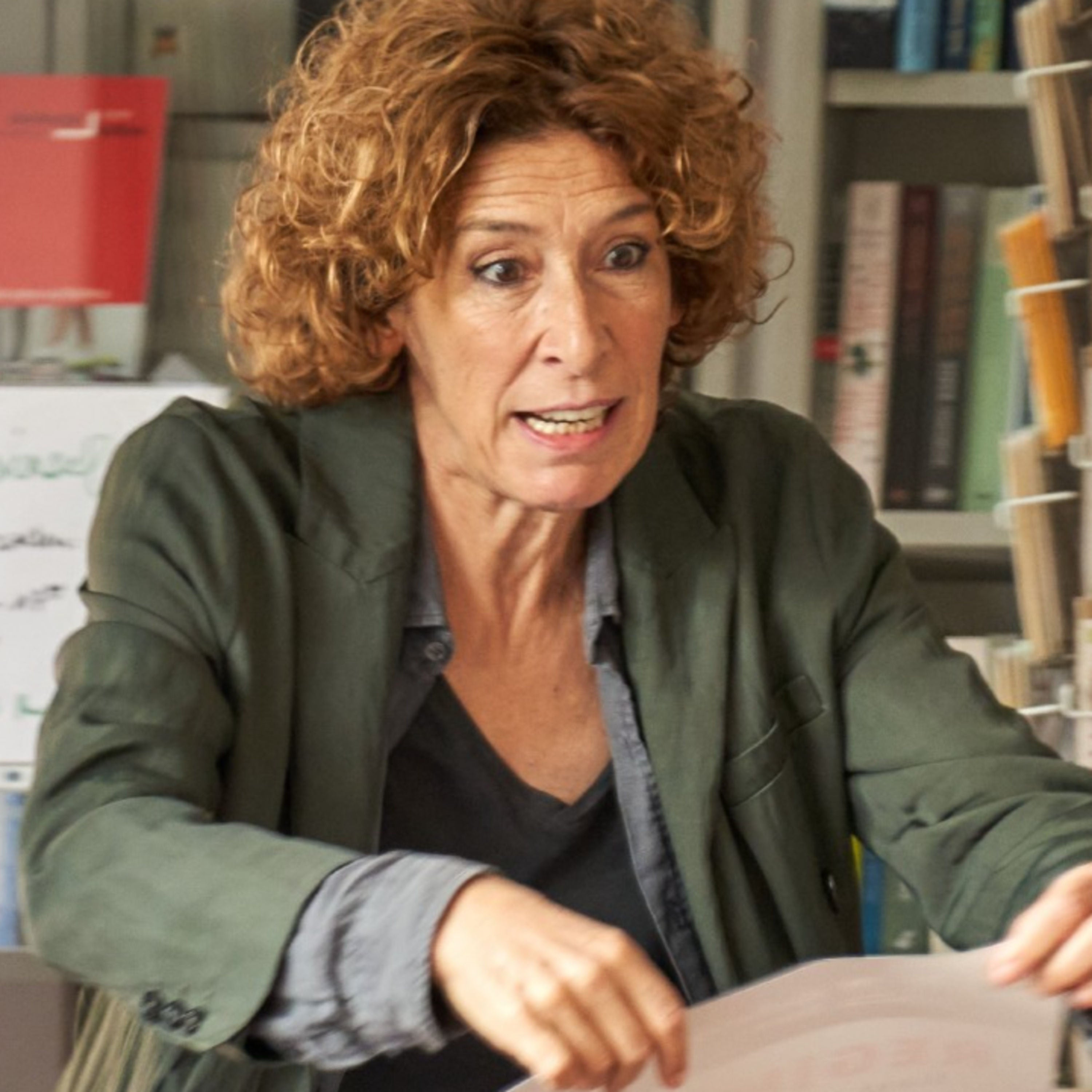 Adele Neuhauser zur neuen Miniserie „Unter Freunden stirbt man nicht“