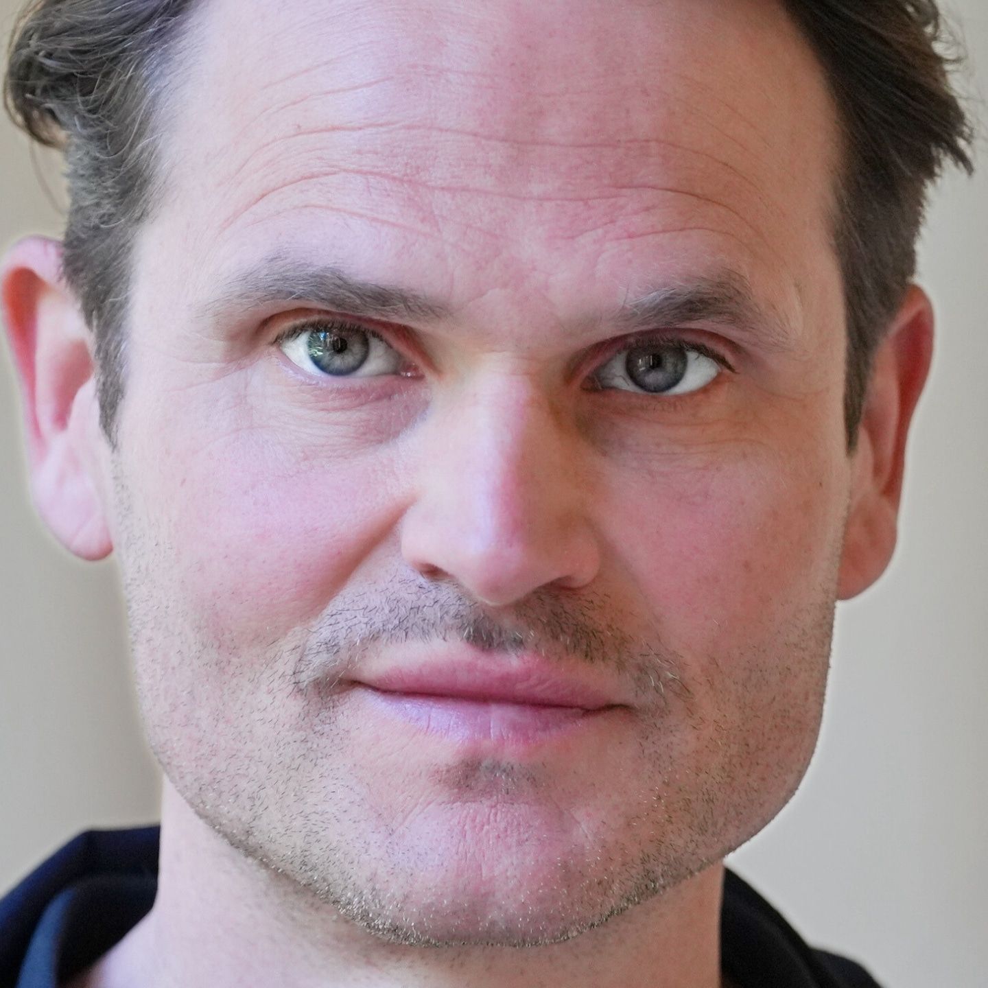 Fabian Hinrichs: „Früher habe ich ein bisschen unter der Schauspielerei gelitten.“