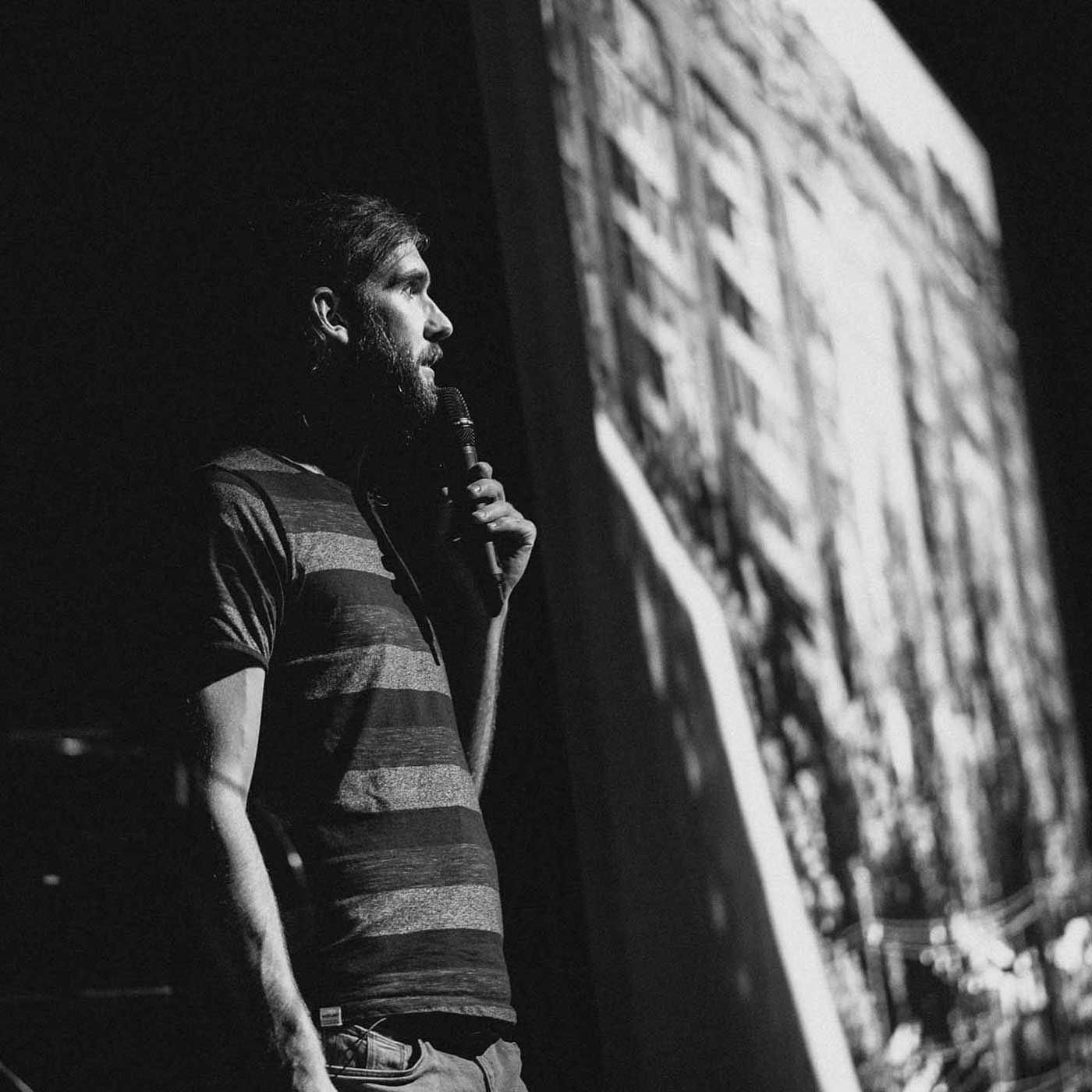 Traumberuf Speaker: Mit Multi-Media-Show auf die Bühnen von Grenzgang und Mundologia