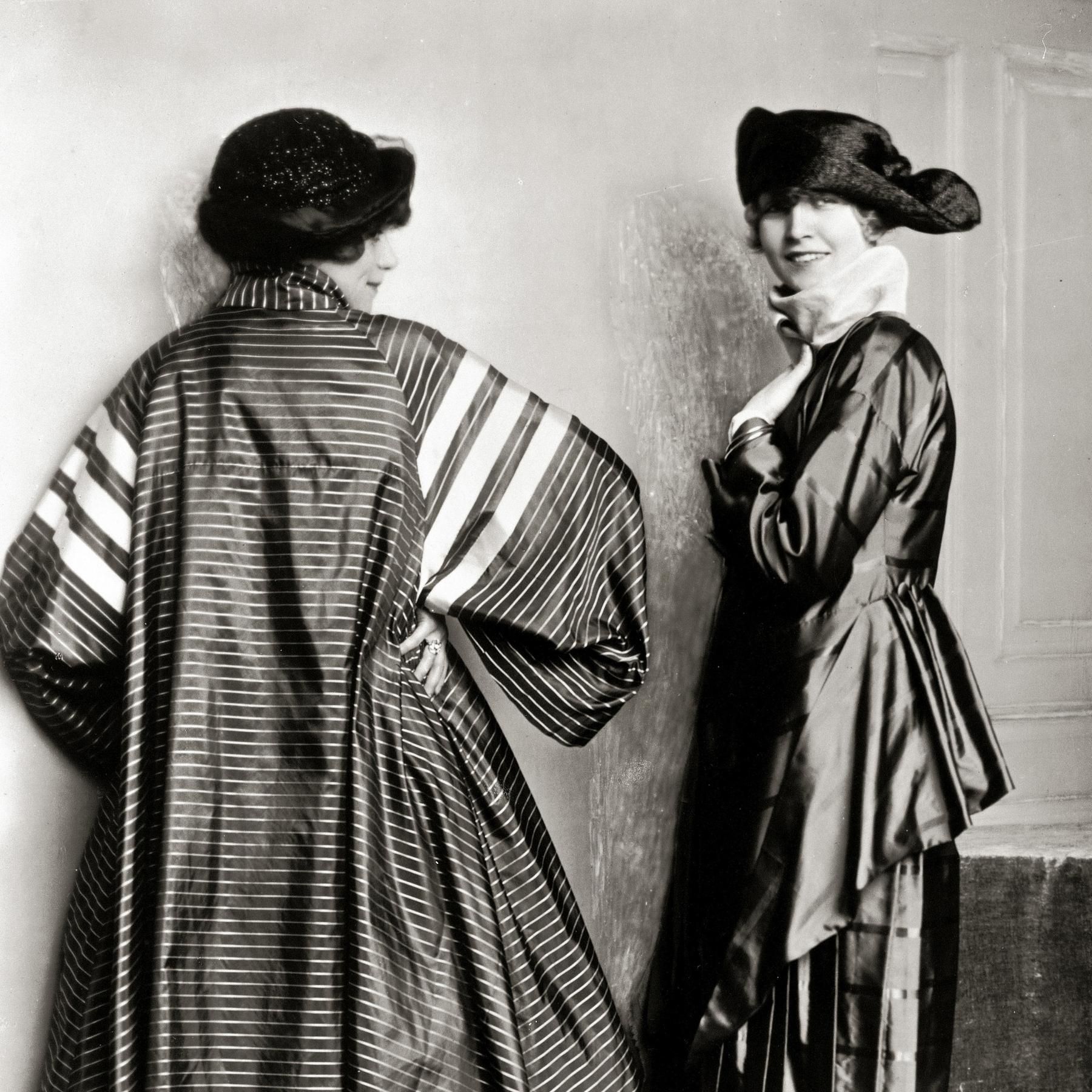 Die Wiener Werkstätte und die Frauen - Textildesign, Mode und Keramik.