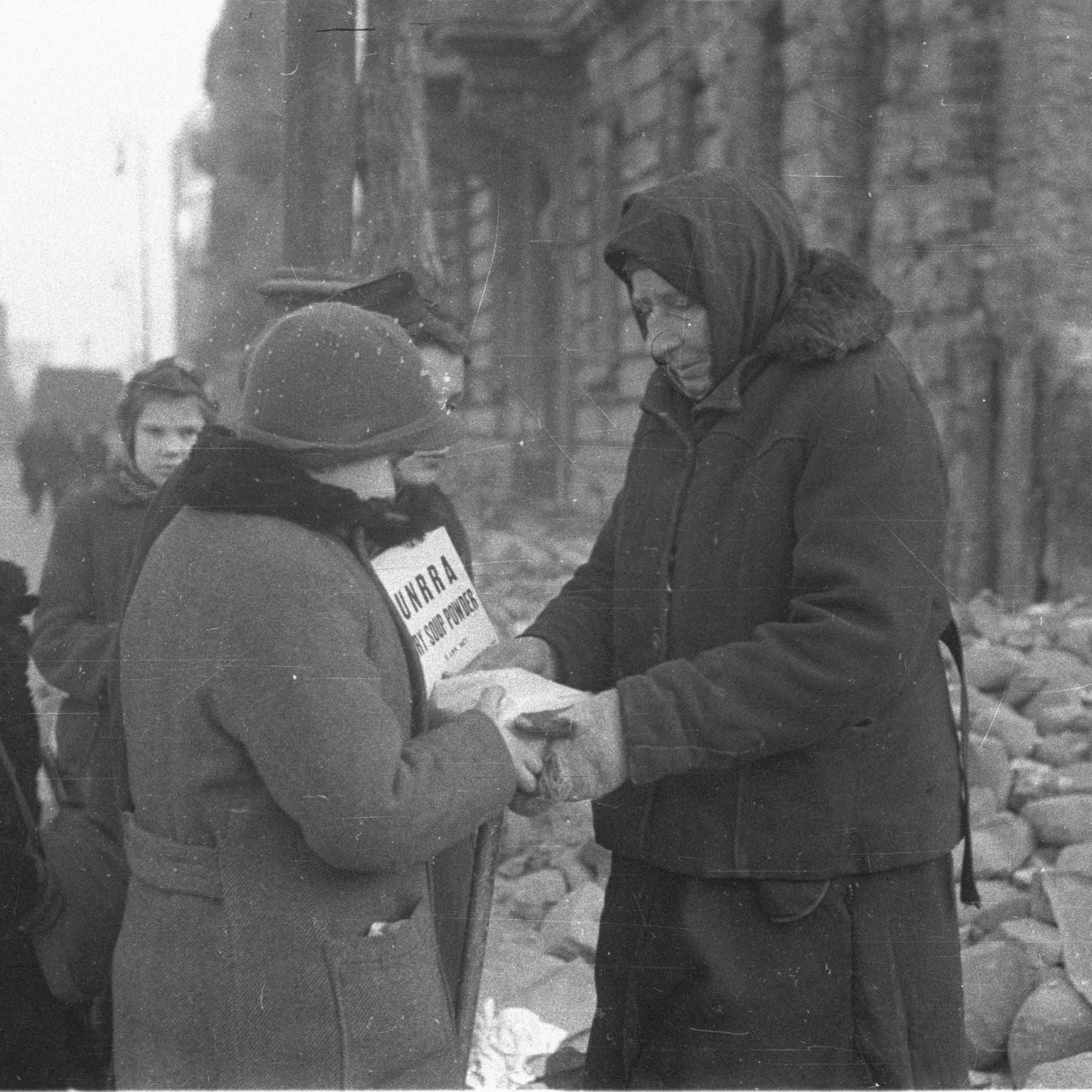 RETTUNG! - UNRRA hilft Displaced Persons