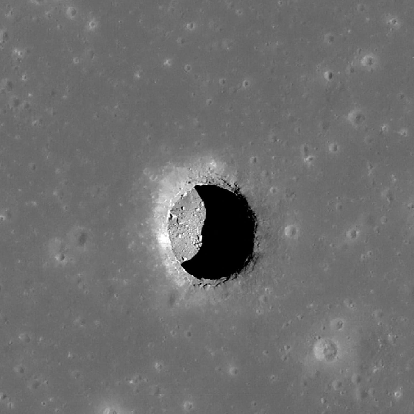 Houston, mir haben... eine Höhle auf dem Mond