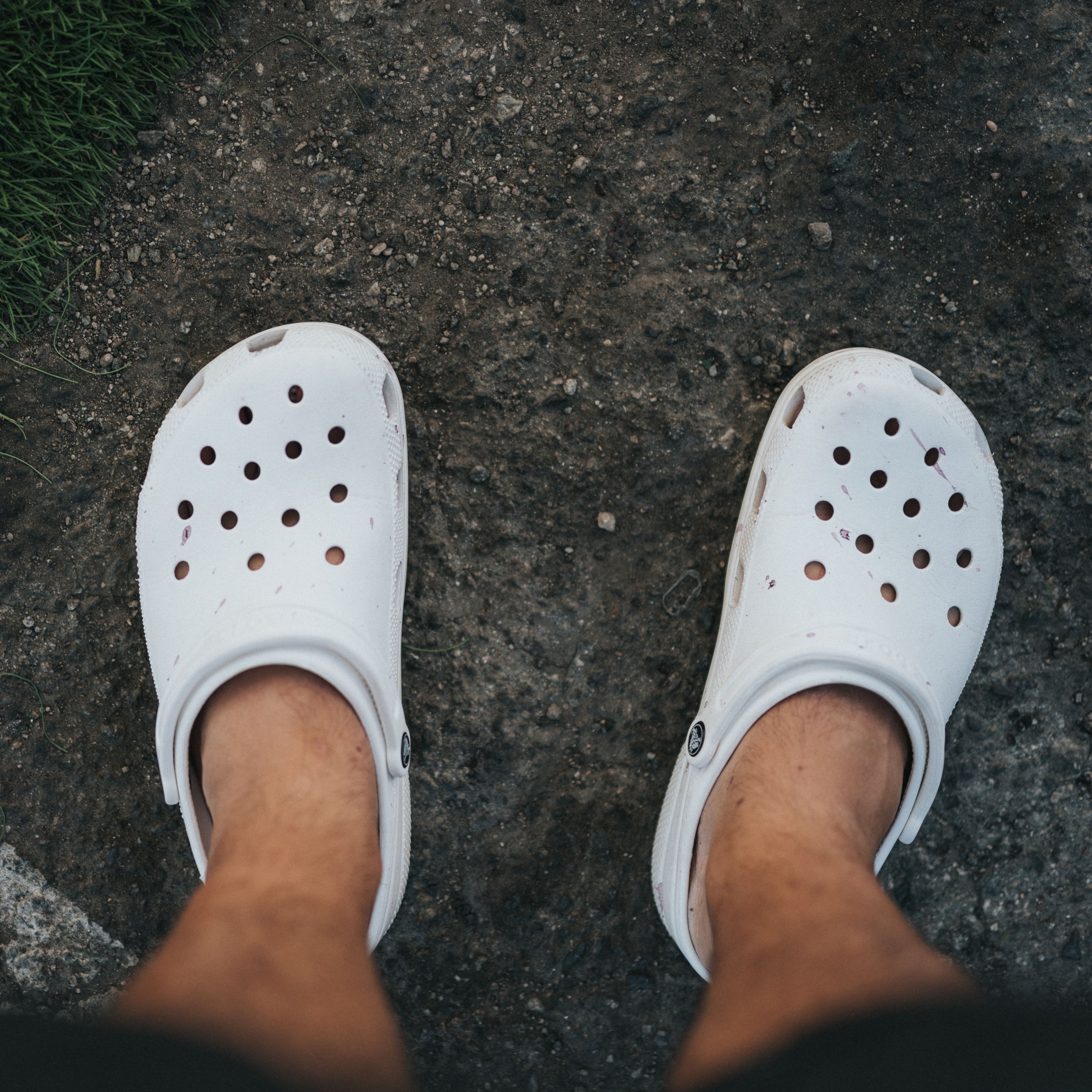 Der Dicke schwitzt in den Crocs