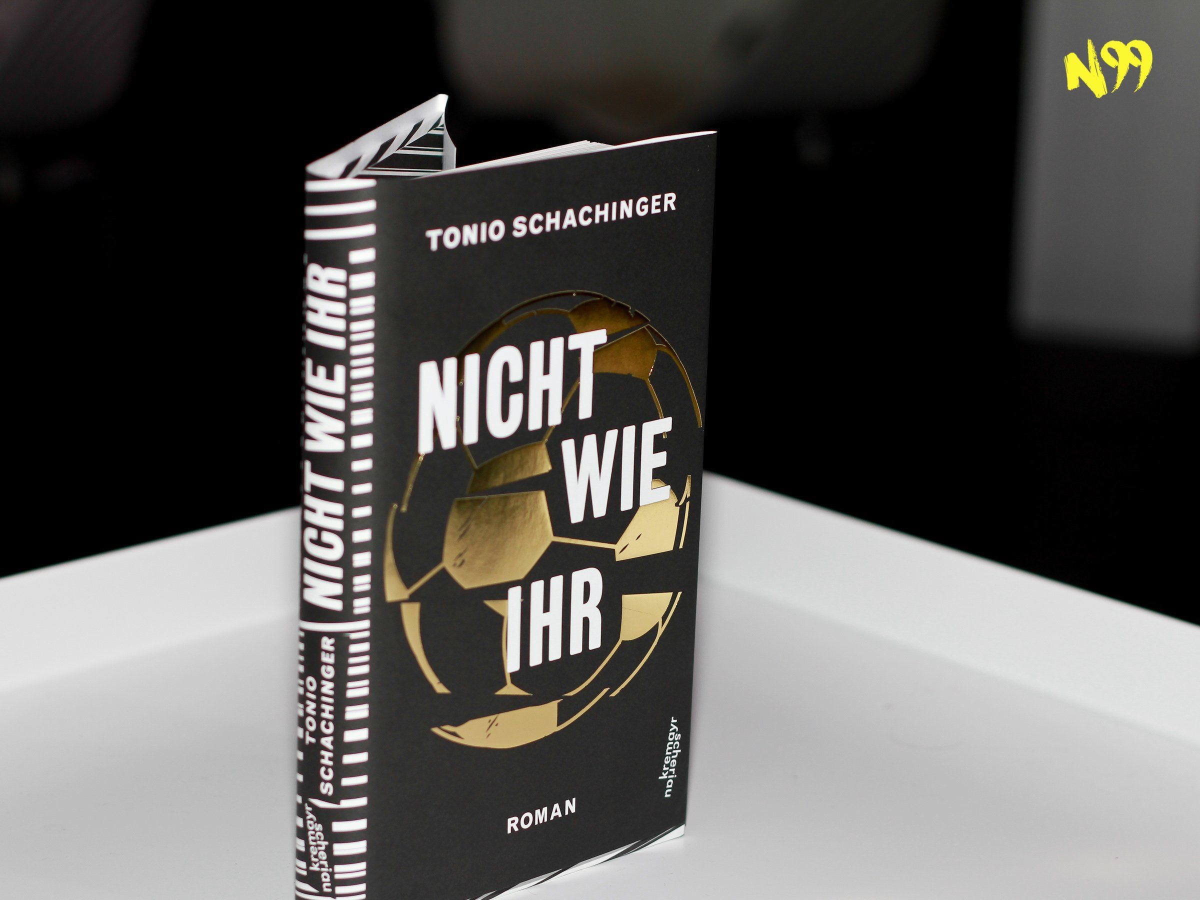 N99 | Tonio Schachinger über die Fußballwelt - "Das Problem ist der Turbokapitalimus"