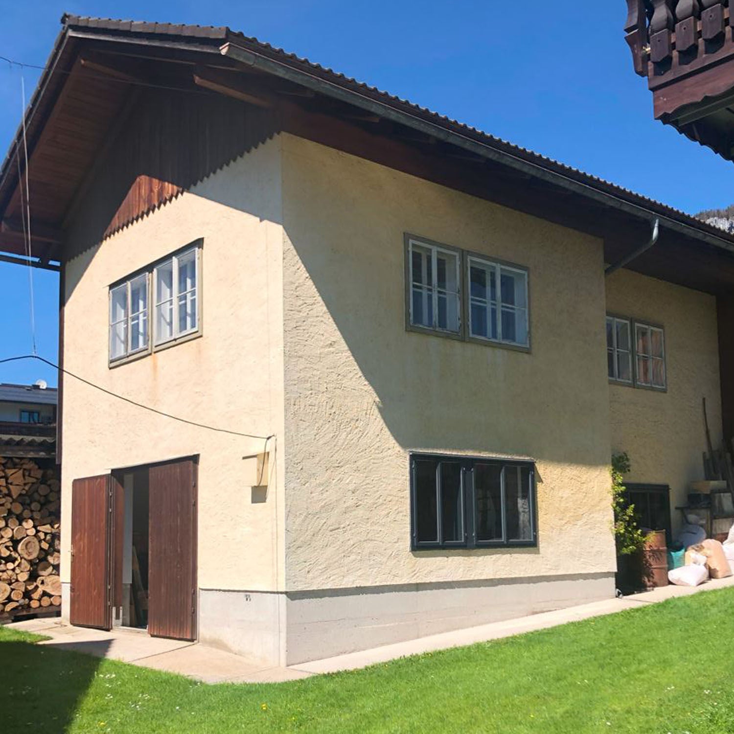 Gespräch über das Pfostenstockfenster