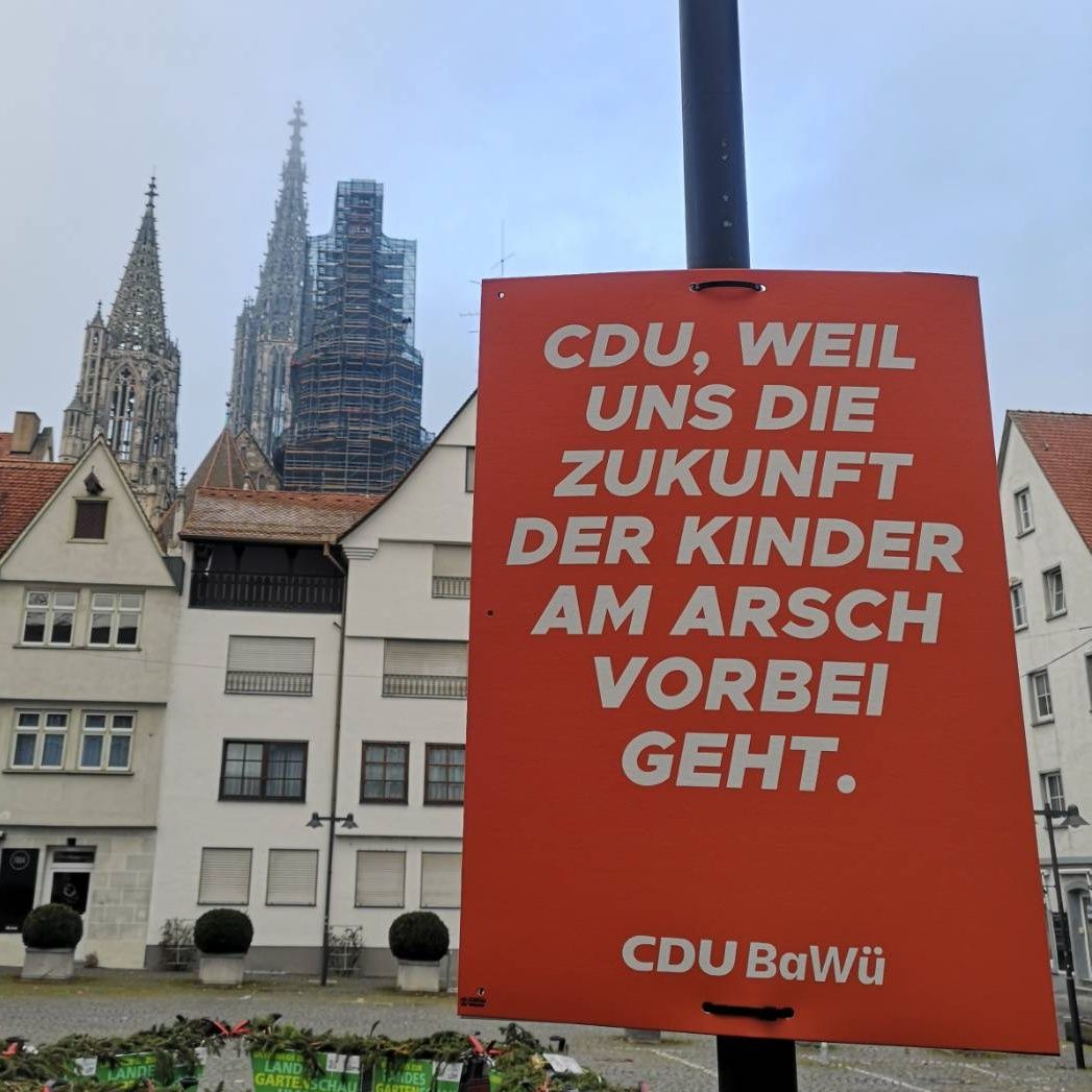 Klimaaktivisten hängen falsche CDU-Plakate auf