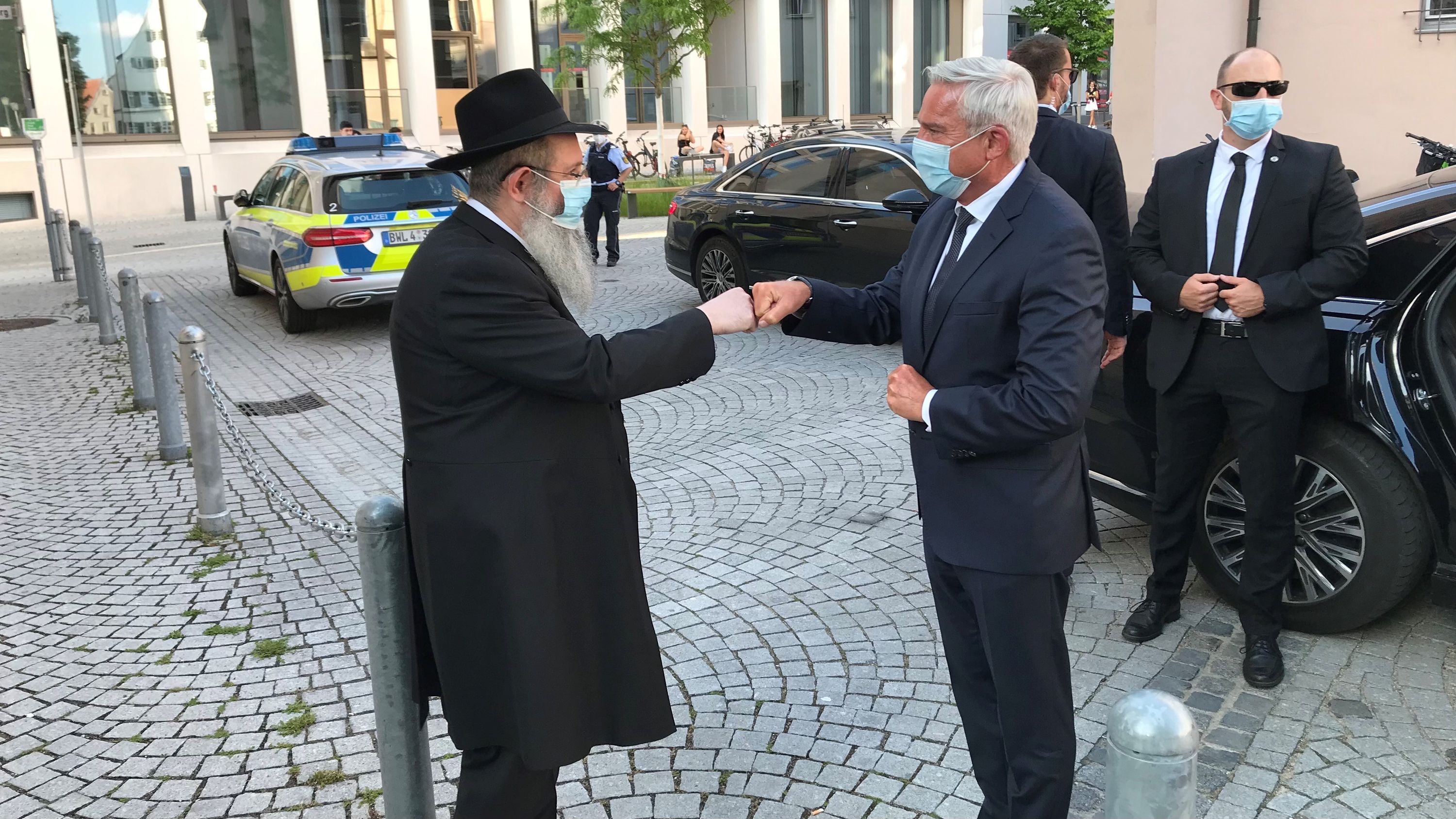Solidarität: Rund 400 Menschen an der Ulmer Synagoge