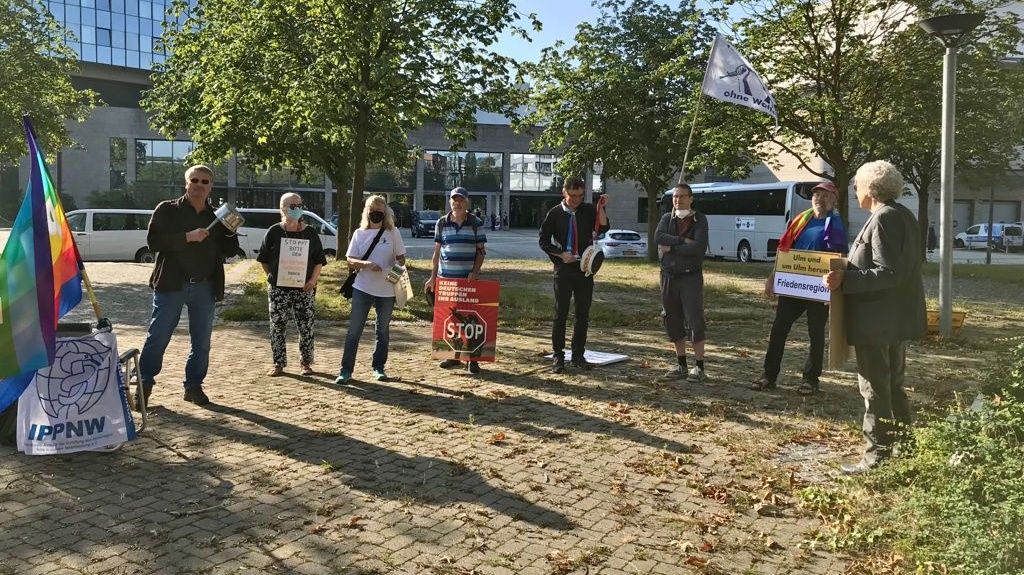 Friedensbewegung protestiert: Ulmer Nato-Hauptquartier feiert Vollbetrieb