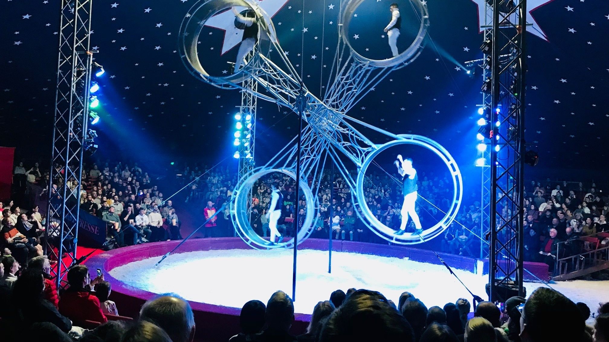 Ausverkaufte Logen, leuchtende Augen: Ulmer Weihnachtscircus feiert furiose Premiere