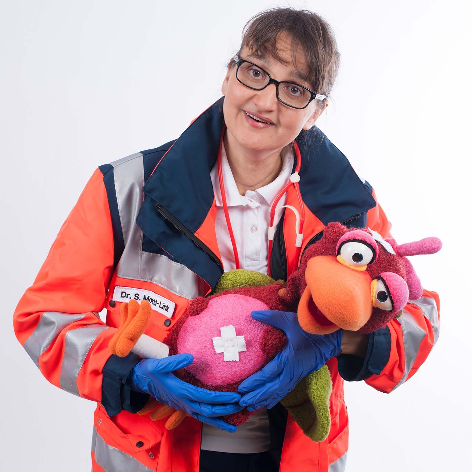 Wie eine Ärztin mit Handpuppen Gesundheit erklärt