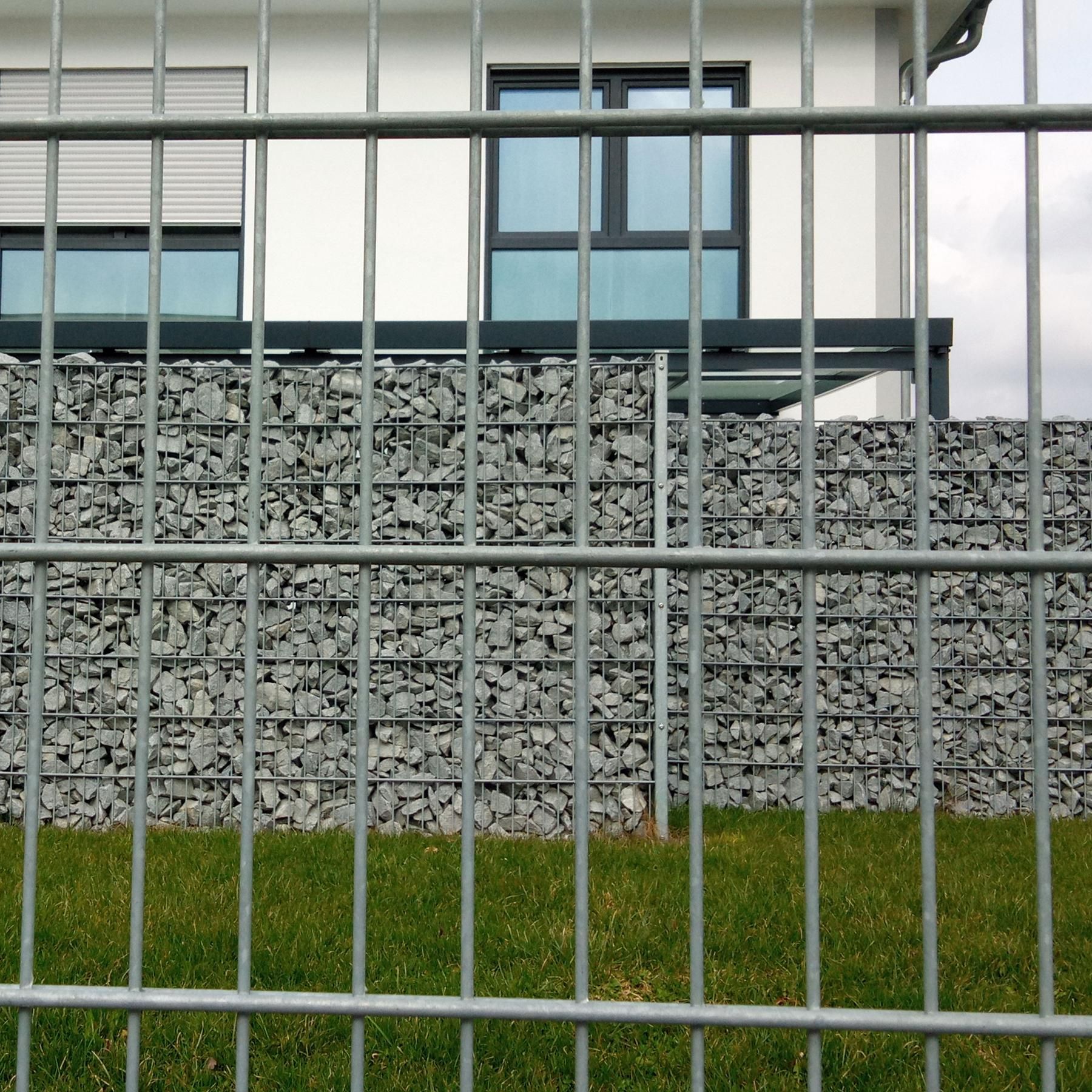 Optisch oft zweifelhaft - Sichtschutz im Garten