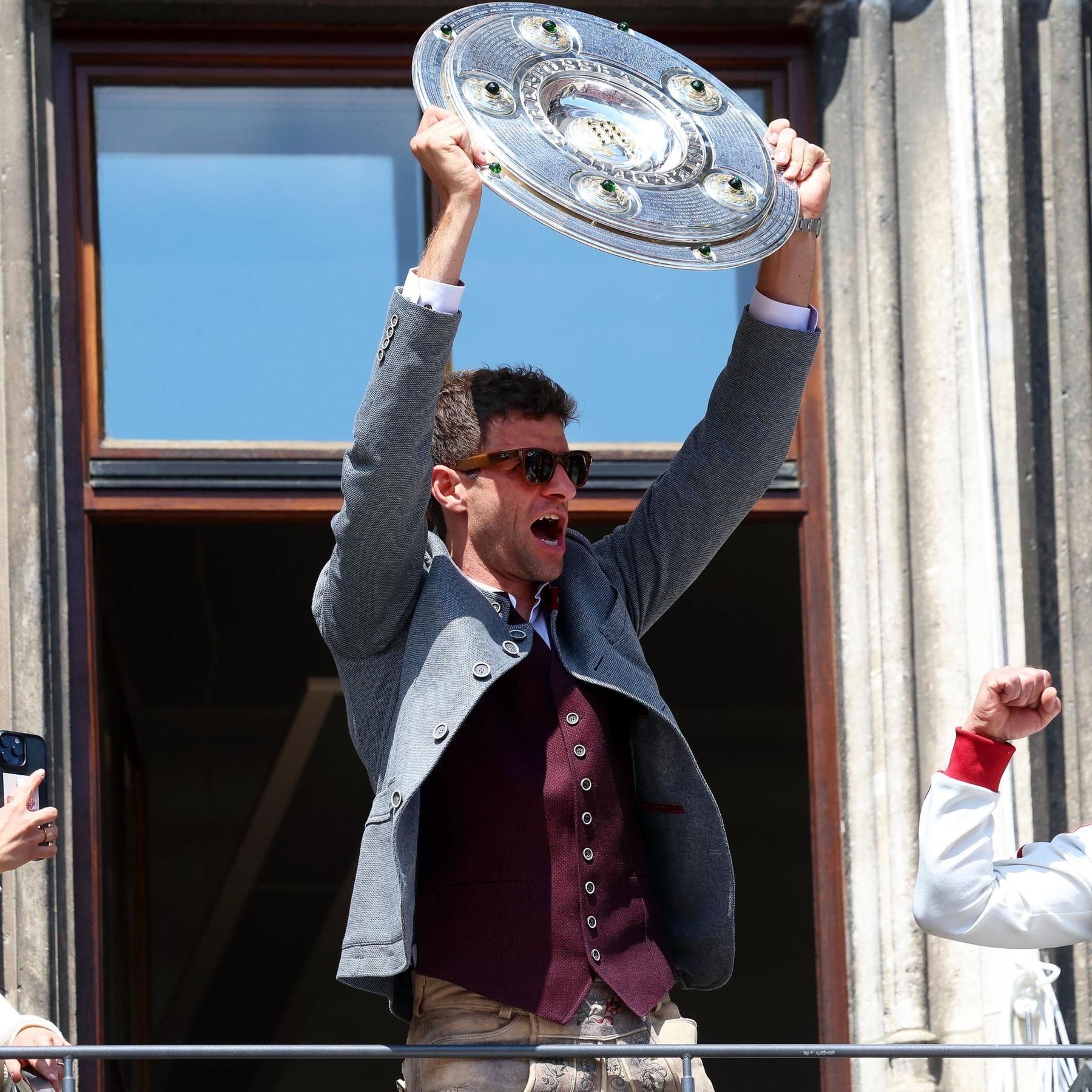 Thomas Müller verabschiedet sich mit der Meisterschale