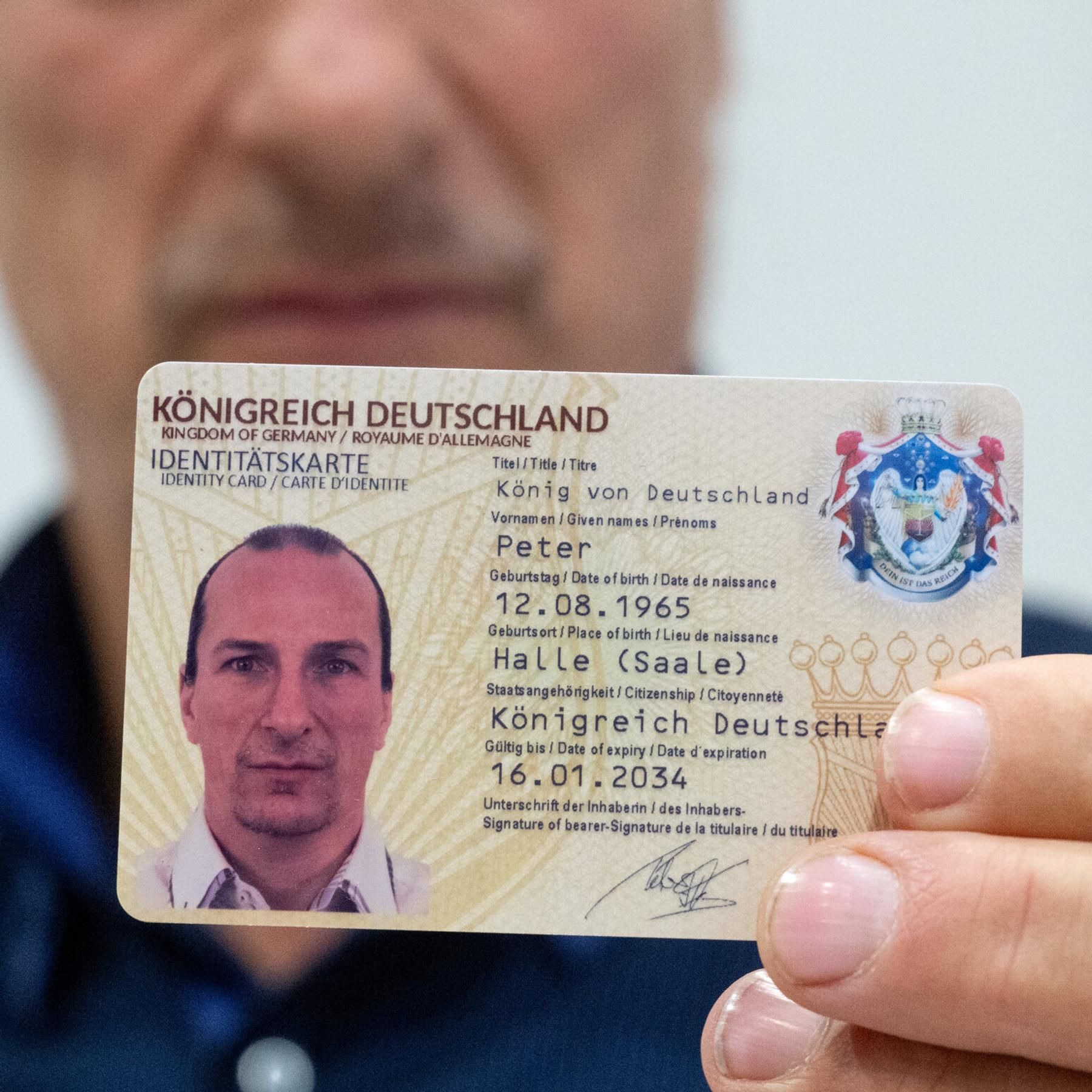 Schlag gegen Reichsbürgerszene: Behörden verbieten "Königreich Deutschland"
